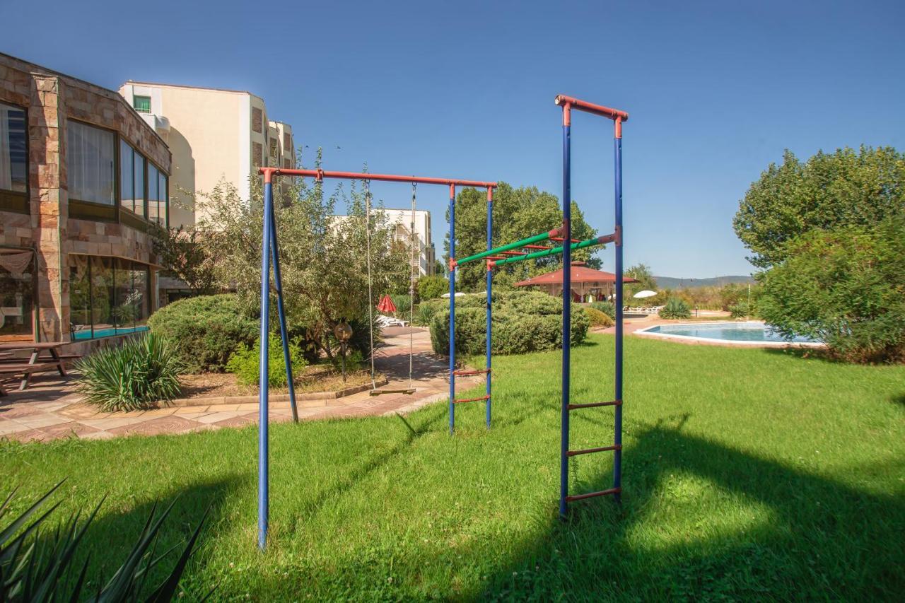 Amfibia Complex 3*