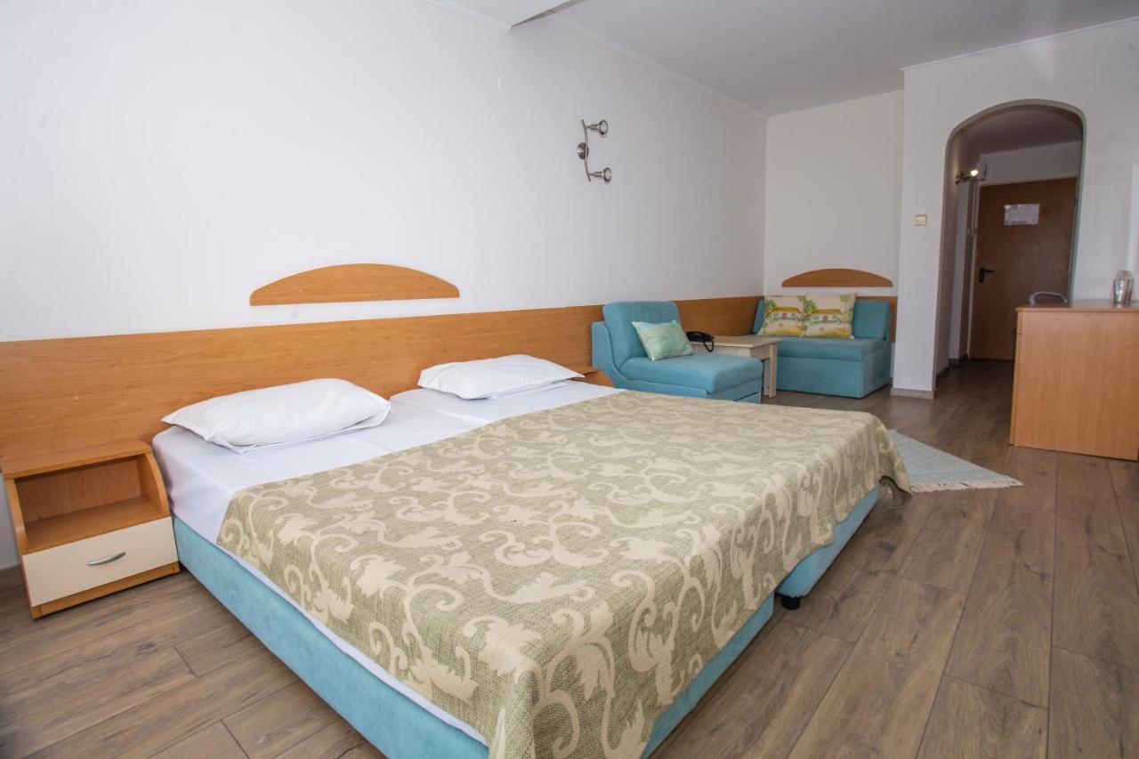 Amfibia Complex 3*
